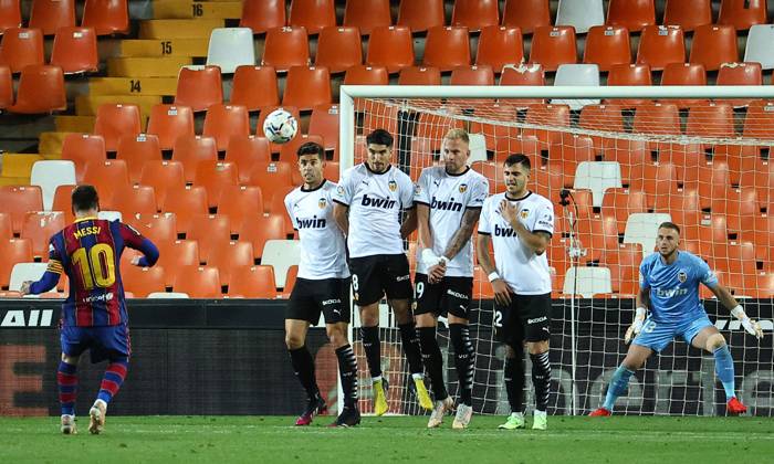 Messi cân bằng số bàn thắng từ đá phạt trực tiếp với Ronaldo