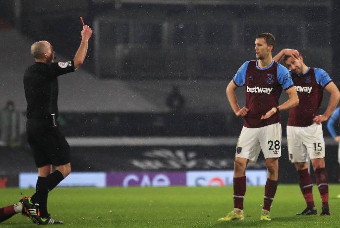 Trọng tài Mike Dean bị chỉ trích vì rút thẻ đỏ 'kỳ lạ' ở Premier League