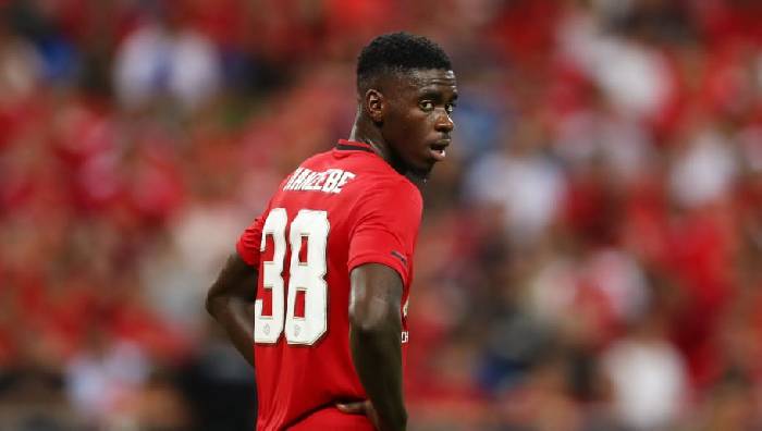 Tuanzebe tiếp tục bị CĐV MU phân biệt chủng tộc sau trận hòa Everton 