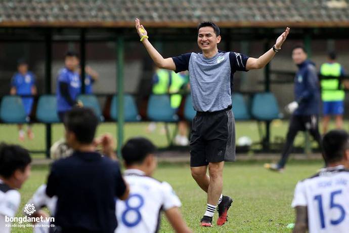 HLV Kiatisak giao 'bài tập về nhà' cho cầu thủ HAGL