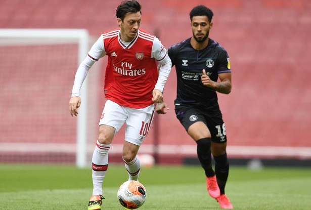 Ozil gây thất vọng, Arsenal thua ngược đội hạng nhất Brentford