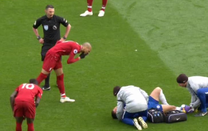 Xì mũi về phía Hazard, Fabinho bị treo giò 10 trận?