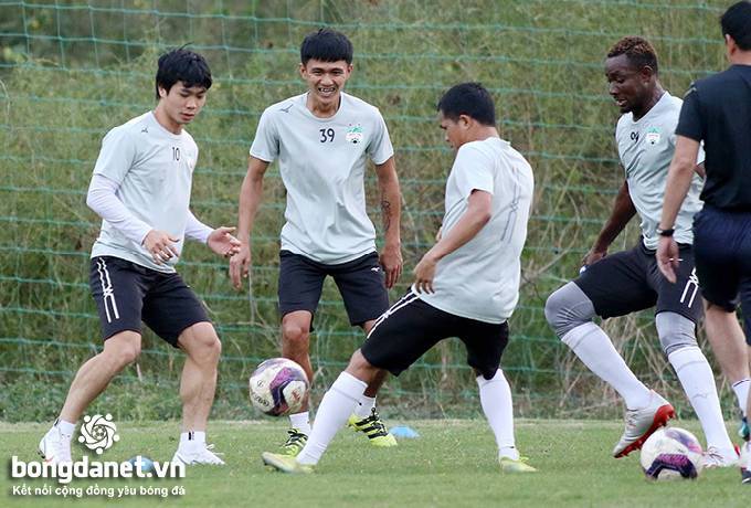 Công Phượng mua vé trước trận HAGL vs SLNA để làm gì?