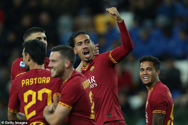 Roma khó giữ chân Smalling, Mkhitaryan đồng ý ở lại