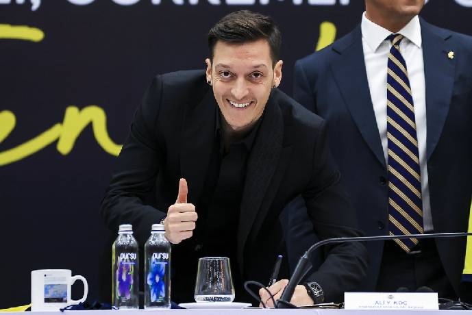 Mesut Ozil 'nói lời cay đắng' với tuyển Đức trong ngày ra mắt Fenerbahce