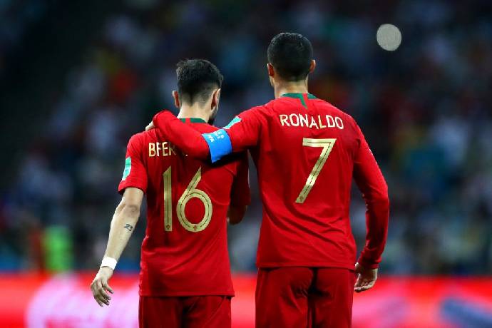 Tủ đồ của Bruno Fernandes ở MU treo ảnh Ronaldo
