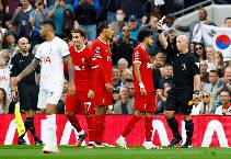 Huyền thoại M.U: 'Thẻ vàng thôi, gã ta có khúc mắc với Liverpool à'