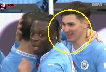 Tiền đạo Man City rụng răng khi ăn mừng mà không biết