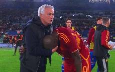 Mourinho nói gì về nụ hôn với Lukaku?