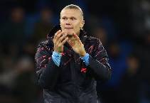 HLV nổi giận vì học trò đổi áo với Haaland