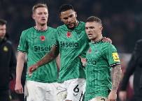 Newcastle thảm bại, cầu thủ 'combat' với CĐV nhà