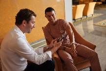 'Doanh nhân' CR7 lấn sân làm món 'trang sức duy nhất' của đàn ông