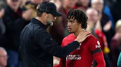 Hàng thủ có vấn đề, Klopp duyệt 'cánh chim lạ' của Serie A