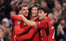 Thăng tiến chóng mặt, M.U thưởng lớn 'báu vật' từng ăn tập ở Việt Nam