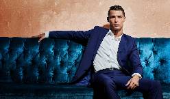 Ronaldo nhận vinh dự có 1-0-2, nhưng CĐV lại cãi nhau 'ỏm tỏi'