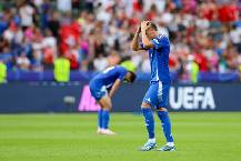 Italia trở thành cựu vương Euro khi thua bạc nhược Thụy Sĩ